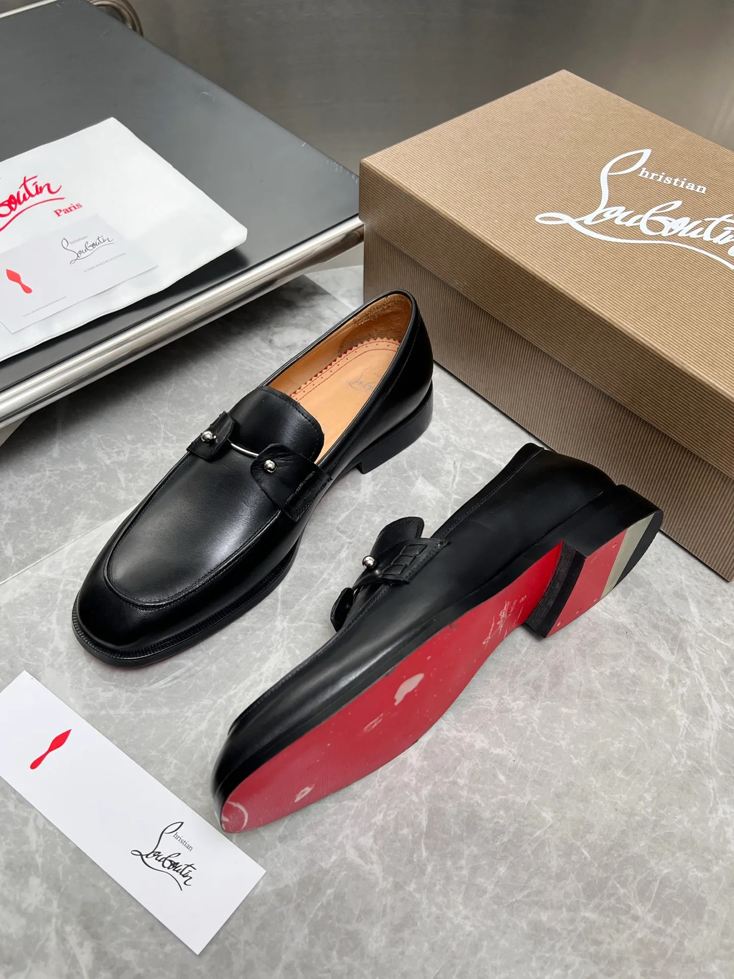 [CL red sole] Top P: 900💰 Number of yards: 39~44 (38.4546. Customized, non-refundable) CL new men's formal shoes Loaf leather shoes Christia* Loubouti* red sole shoes The red sole is luxurious and elegant, reshaping the style boundary of casual formal wear. It is extremely innovative in material selection, and creates a rich visual and tactile experience through the collision of different materials! Made of top-grade calfskin/glossy patent leather/spliced ​​technical fabric in contrasting colors. The upper is stitched by hand with fine and even stitching. It is based on the square-toe loafer shoe shape, with neat and elegant lines, which fits the toughness of men's wear. The upper is embellished with metal rivets, injecting individual details into classic loafers, breaking the mediocrity of casual shoes, and giving a concrete expression of "low-key luxury". From the original color/red cowhide lining inside the shoe to the instantly recognizable red sole, the "red sole" is not only the brand's visual identity, but also a "luxury codeword" when walking. The red sole exposed inadvertently conveys taste and identity instantly. From the innovative splicing of materials, to the personalized fusion of design, to the ingenious inheritance of craftsmanship, the Christian Louboutin men's loafer series is not only a pair of casual shoes, but also a "yuppie style" dressing weapon for men. Whether it is a casual business meeting or a casual look for daily travel, it can help you become a unique and stylish man in every occasion with its "red Loaf" attitude.